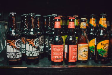 Ufa, Rusya Federasyonu, sevgilim bar, 5 Kasım, 2018: popüler bira markalarının çeşitli. Aile içi de dahil olmak üzere birçok marka ve alma bira da dahil olmak üzere gösterilir.