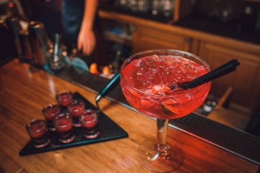 Ikram Servisi. İş, et lokantası. Yaz partisi içkiler. Yemek masa moda gözlük, büyük şişe limonata veya açık partisi için kokteyl. Kokteyl parti.