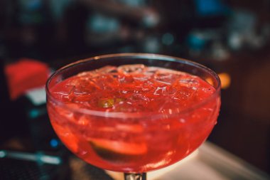 Ikram Servisi. İş, et lokantası. Yaz partisi içkiler. Yemek masa moda gözlük, büyük şişe limonata veya açık partisi için kokteyl. Kokteyl parti.