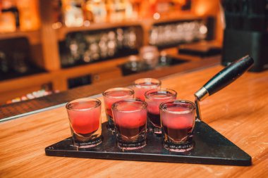 Barmen tekila çubuğunun arka planı cam içine yağıyor.