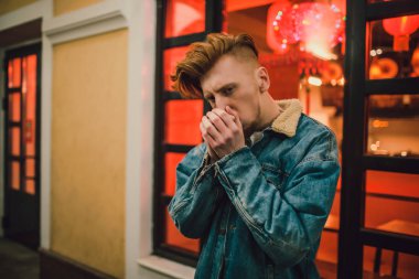 Genç Kızıl saçlı adam kazak ve ayakta kot.