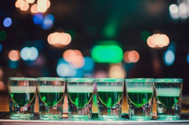 Fondip bardakları tezgahta duran yeşil sıvı.