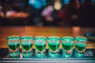 Fondip bardakları tezgahta duran yeşil sıvı.