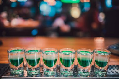 Fondip bardakları tezgahta duran yeşil sıvı.