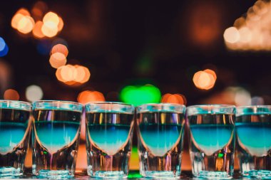 Kokteyller kulüpte. Club mavi kokteyller. Kokteyl çubuğu kümesi.