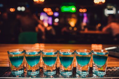 Kokteyller kulüpte. Club mavi kokteyller. Kokteyl çubuğu kümesi.