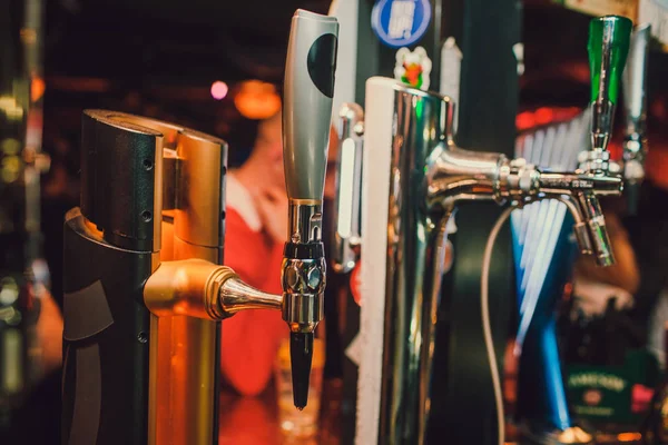 Barmann Hände gießt ein Pils in ein Glas. — Stockfoto