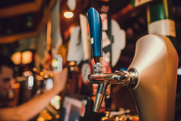Barman manos vertiendo una cerveza de cerveza en un vaso. —  Fotos de Stock