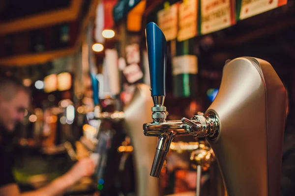 Tangan Bartender menuangkan bir bir dalam gelas. — Stok Foto