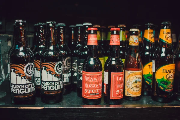 Ufa, Rusia, Darling bar, 5 noviembre, 2018: Una variedad de marcas de cerveza populares. Muchas marcas, incluidas las cervezas nacionales y de importación, se muestran incluyendo . — Foto de Stock