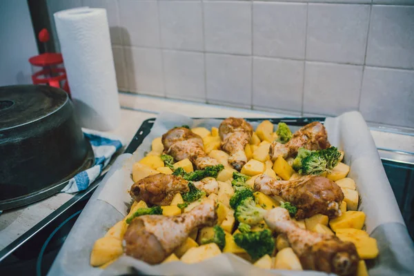 Patatas con pollo al horno. Delicioso plato para la cena . —  Fotos de Stock