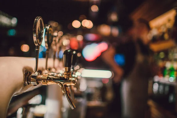 A rendszer a palackozó sör az asztalon, az ügyfelek a sörgyár. — Stock Fotó