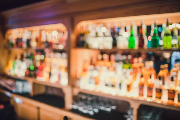 Bar außer Fokus, Regal mit alkoholischen Flaschen. — Stockfoto