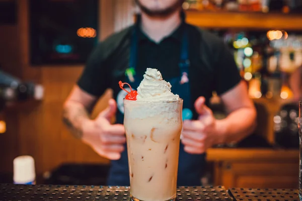 Milchcocktail mit Schlagsahne und Kirsche im Glas. — Stockfoto