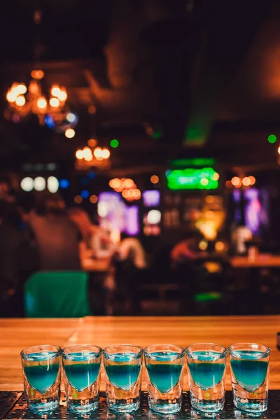 Kokteyller kulüpte. Club mavi kokteyller. Kokteyl çubuğu kümesi.