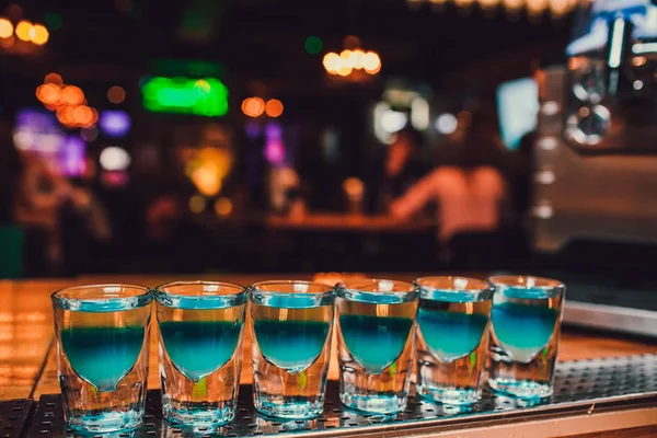 Cocktails im Club. Blaue Cocktails im Club. Cocktails an der Bar. — Stockfoto