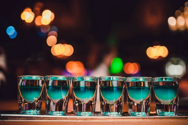 Cócteles en el club. Cócteles azules en el club. Set de cócteles en el bar . — Foto de Stock