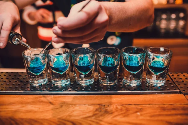 Cocktails im Club. Blaue Cocktails im Club. Cocktails an der Bar. — Stockfoto