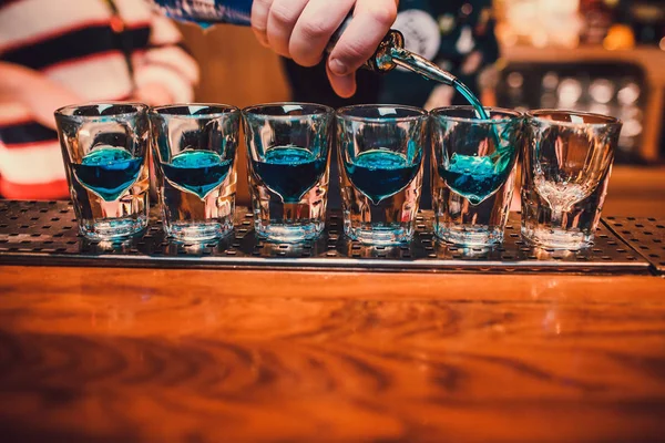 Cócteles en el club. Cócteles azules en el club. Set de cócteles en el bar . — Foto de Stock