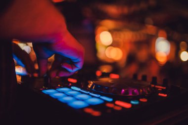 DJ uzak, turntable ve eller. Kulüpte parti gece hayatı.