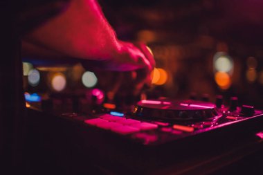 DJ uzak, turntable ve eller. Kulüpte parti gece hayatı.