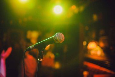 Mikrofon. Mikrofon yakın çekim. Bir pub. Bar. Bir restoran. Klasik müzik. Müzik.