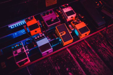 Gitar pedal Stomp kutuları kırmızı sarı mavi.