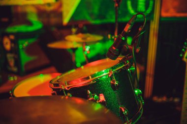 Spot renk sahnede bateri seti.