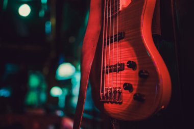 Kırmızı elektro gitar ve karanlık bir arka plan üzerinde klasik amplifikatör.