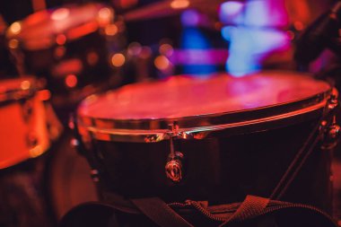 Spot renk sahnede bateri seti.