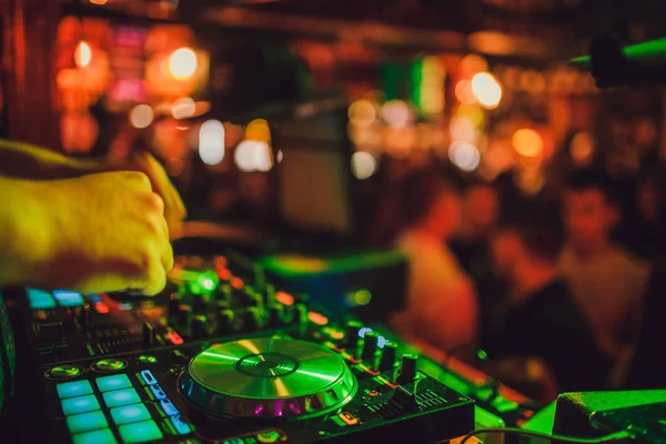 DJ remoto, tocadiscos y manos. Vida nocturna en el club, fiesta . — Foto de Stock