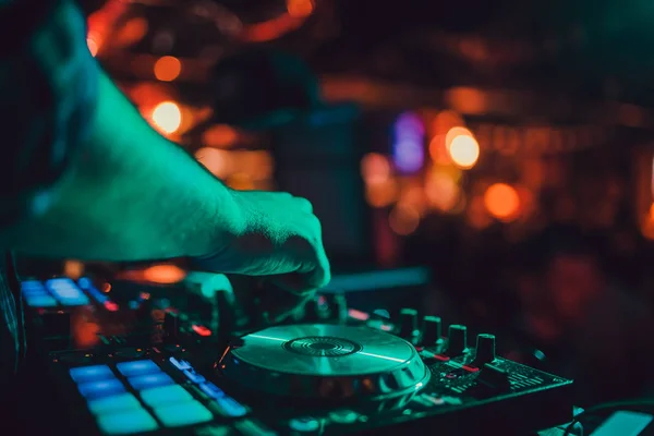 Télécommande DJ, platines et mains. Vie nocturne au club, fête . — Photo