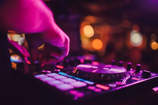 Télécommande DJ, platines et mains. Vie nocturne au club, fête . — Photo