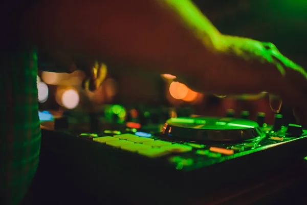 DJ remote, skivspelare och händer. Nattliv på klubben, part. — Stockfoto