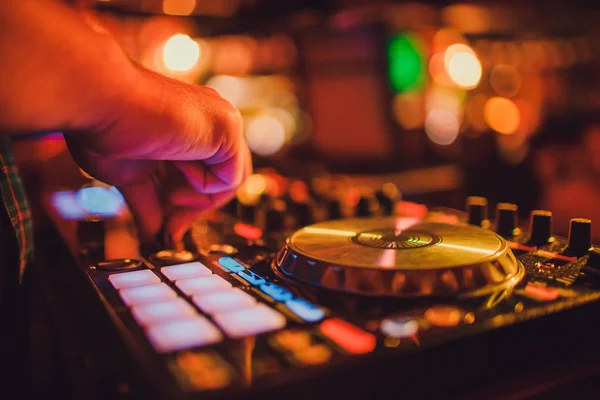 DJ externe, draaitafels en handen. Nachtleven in de club, partij. — Stockfoto