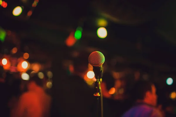 Microfoon. Close-up van de microfoon. Een pub. Bar. Een restaurant. Klassieke muziek. Muziek. — Stockfoto