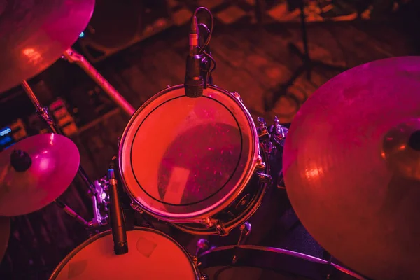 Drum kit on stage in the spotlight color. — Stock Photo, Image