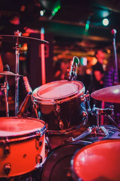 Drumstel op het podium in de spotlight-kleur. — Stockfoto