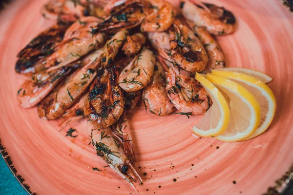 Camarões tigre grelhados com especiarias e limão. Frutos do mar grelhados . — Fotografia de Stock