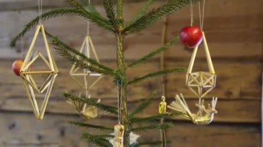 Kutusu, sepet, çam kozalakları, fındık ve ceviz ile Vintage Noel kompozisyon