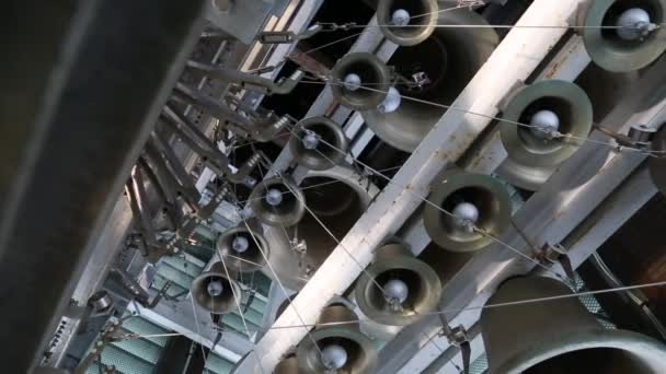 Vue rapprochée des cloches d'église orthodoxes en métal. Vue du bas Cloches d'église — Video