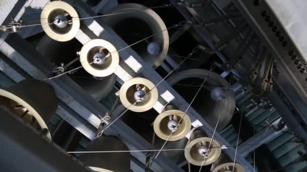 Vista ravvicinata di campane di chiesa ortodosse in metallo. Vista dal basso Chiesa campane — Video Stock