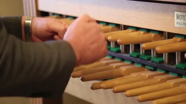 Hombre utiliza el control de la campana, la campana de la paleta de sonido — Vídeos de Stock