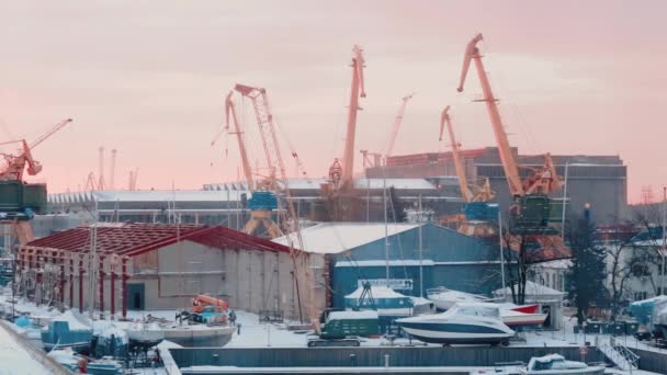 KLAIPEDA, LITHUANIA - 12 JANUARY 2018: Pelabuhan di Klaipeda. Musim dingin Lithuania — Stok Video