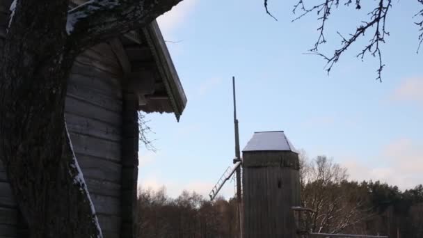 Vackra holländsk väderkvarn nära täckt i snö med is på floden sunset — Stockvideo