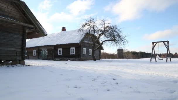 Klaipėda, Litauen - 12 januari 2018: mystisk hus återspeglas i dammen i närheten gammal Tysk bondgård i Lettland — Stockvideo