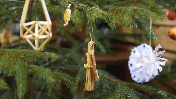 Винтажная рождественская композиция, корзина, шишки, орехи и грецкие орехи — стоковое видео