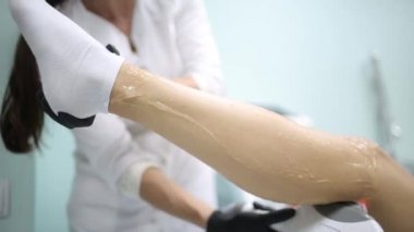 Saç kaldırma kozmetik yordam kozmetik güzellik spa klinikte bir terapist. Lazer epilasyon. Kozmetik ve Spa konsept.