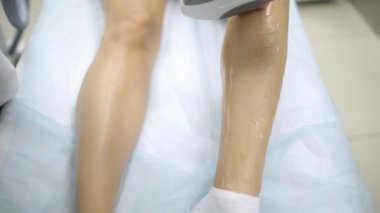 Saç kaldırma kozmetik yordam kozmetik güzellik spa klinikte bir terapist. Lazer epilasyon. Kozmetik ve Spa konsept.