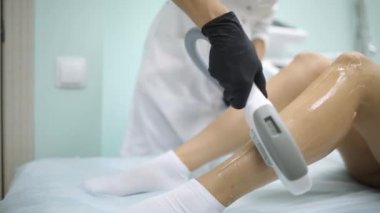 Saç kaldırma kozmetik yordam kozmetik güzellik spa klinikte bir terapist. Lazer epilasyon. Kozmetik ve Spa konsept.